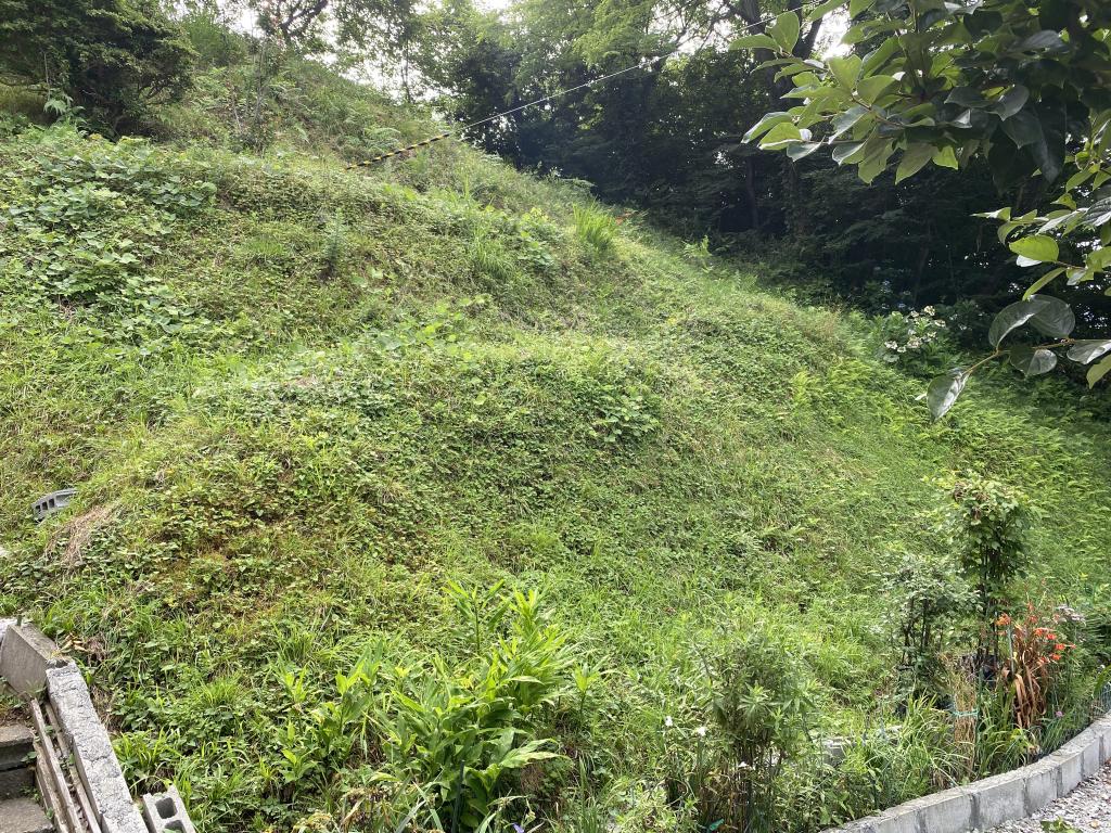 秋田市草刈り！急斜面の草刈り作業！