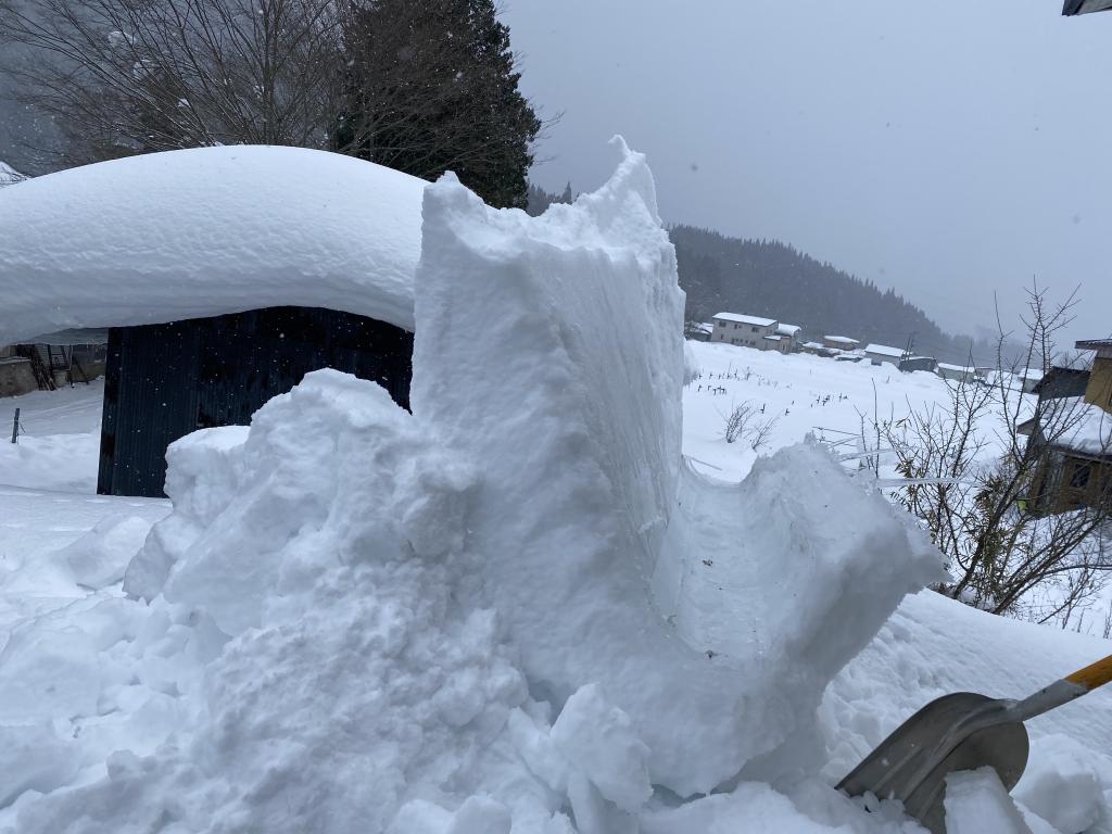 温度が上がります！屋根からの雪崩、破損に注意！